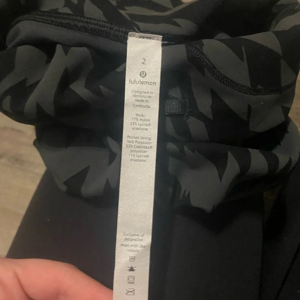 Lululemon Athletica Black and Gray Patterned Leggings - Picture 2 of 4